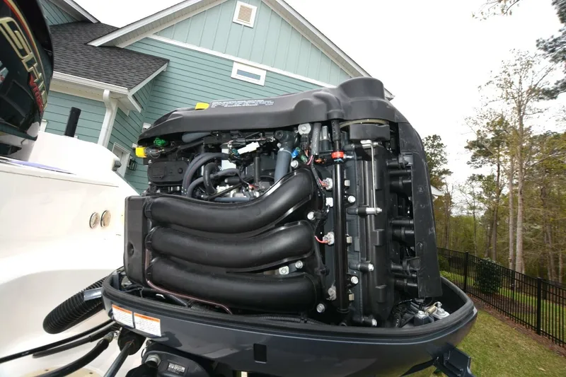 Slide: The Image of Robalo R230 2023 - 15