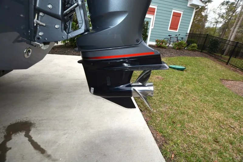 Slide: The Image of Robalo R230 2023 - 17