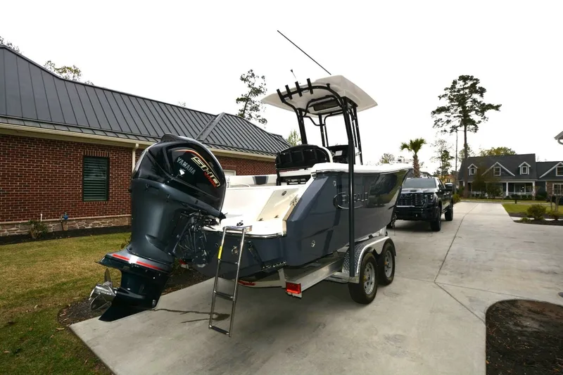Slide: The Image of Robalo R230 2023 - 2