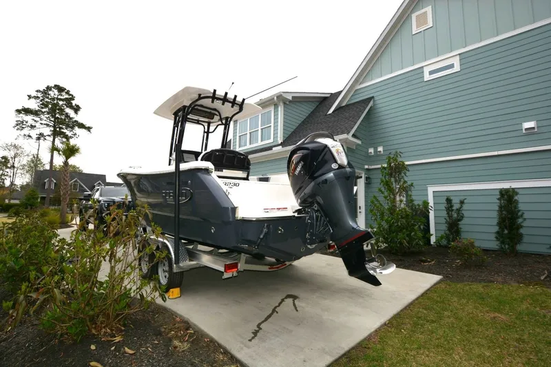 Slide: The Image of Robalo R230 2023 - 3