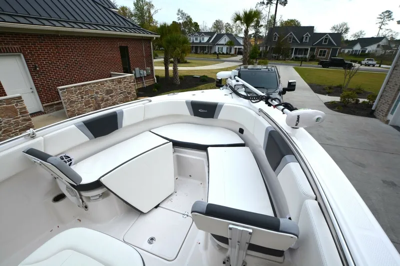 Slide: The Image of Robalo R230 2023 - 4
