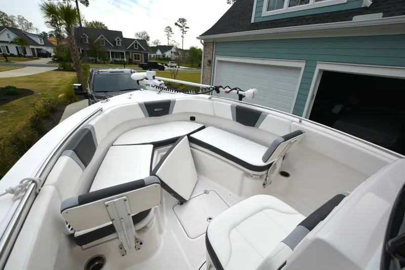 Slide: The Image of Robalo R230 2023 - 5