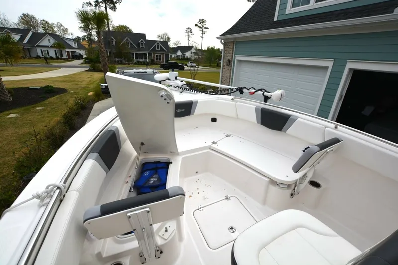 Slide: The Image of Robalo R230 2023 - 6