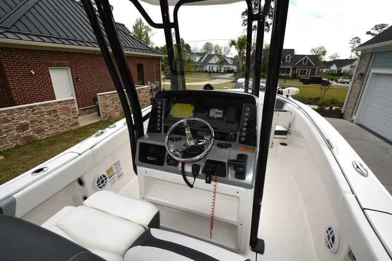 Slide: The Image of Robalo R230 2023 - 9
