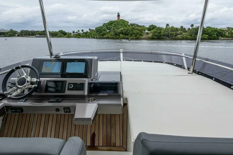 Slide: The Image of Galeon 550 Fly 2020 - 18