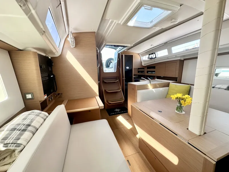 Slide: The Image of Jeanneau 380 PERFORMANCE 2023 - 15