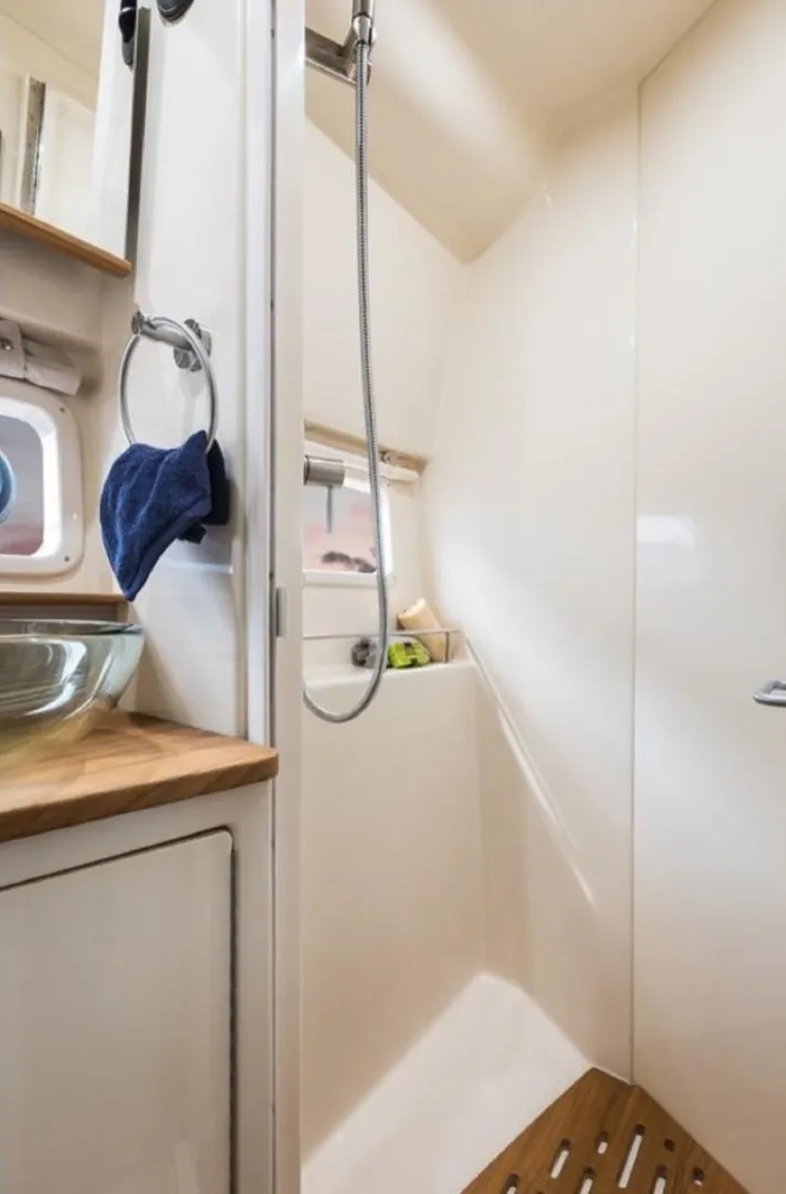 Slide: The Image of Sea Ray Sundancer 350 Coupe 2019 - 9