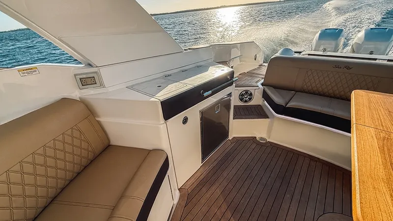 Slide: The Image of Sea Ray SLX 350 Outboard 2023 - 15