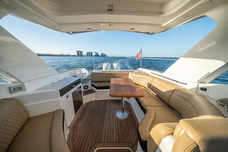 Slide: The Image of Sea Ray SLX 350 Outboard 2023 - 17