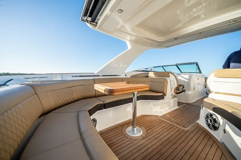 Slide: The Image of Sea Ray SLX 350 Outboard 2023 - 18