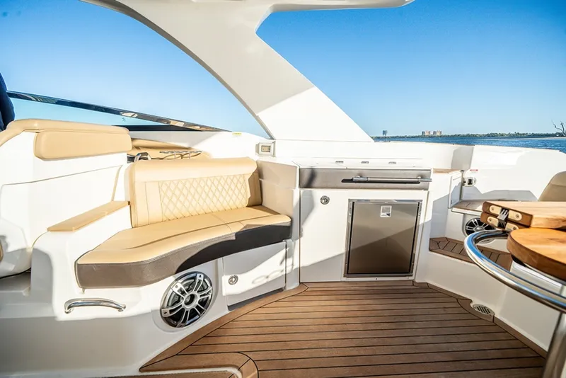 Slide: The Image of Sea Ray SLX 350 Outboard 2023 - 19