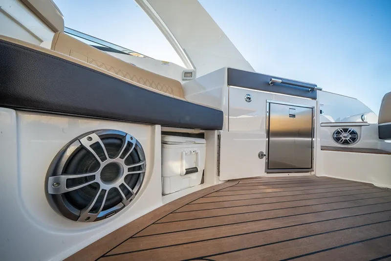Slide: The Image of Sea Ray SLX 350 Outboard 2023 - 21