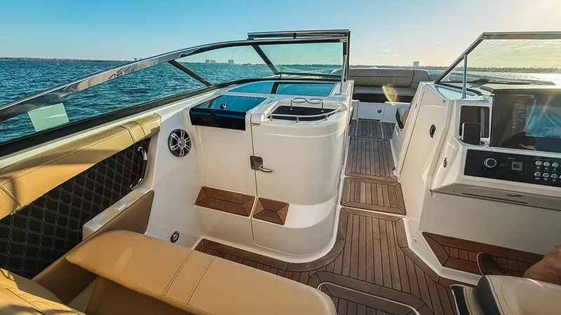Slide: The Image of Sea Ray SLX 350 Outboard 2023 - 26
