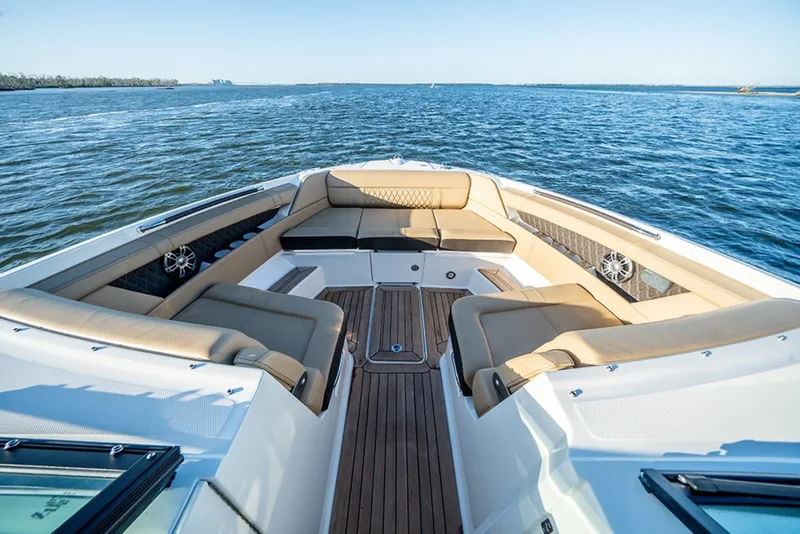 Slide: The Image of Sea Ray SLX 350 Outboard 2023 - 27