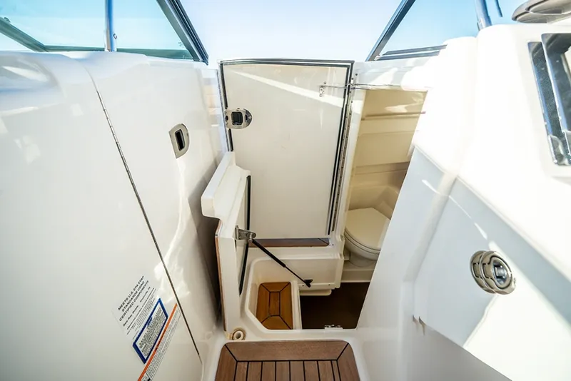 Slide: The Image of Sea Ray SLX 350 Outboard 2023 - 31