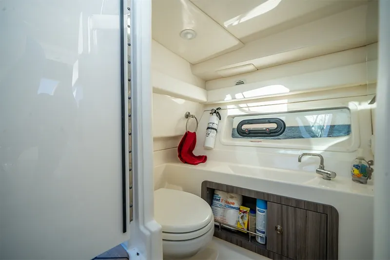 Slide: The Image of Sea Ray SLX 350 Outboard 2023 - 32