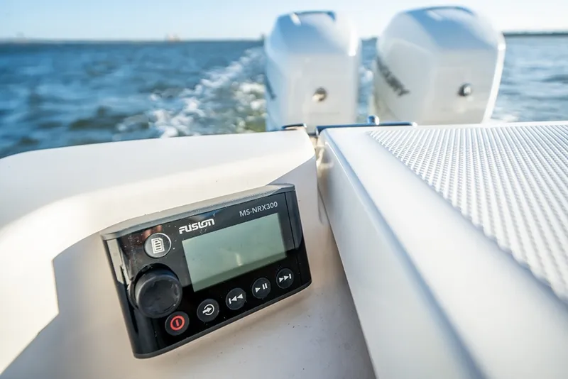 Slide: The Image of Sea Ray SLX 350 Outboard 2023 - 37