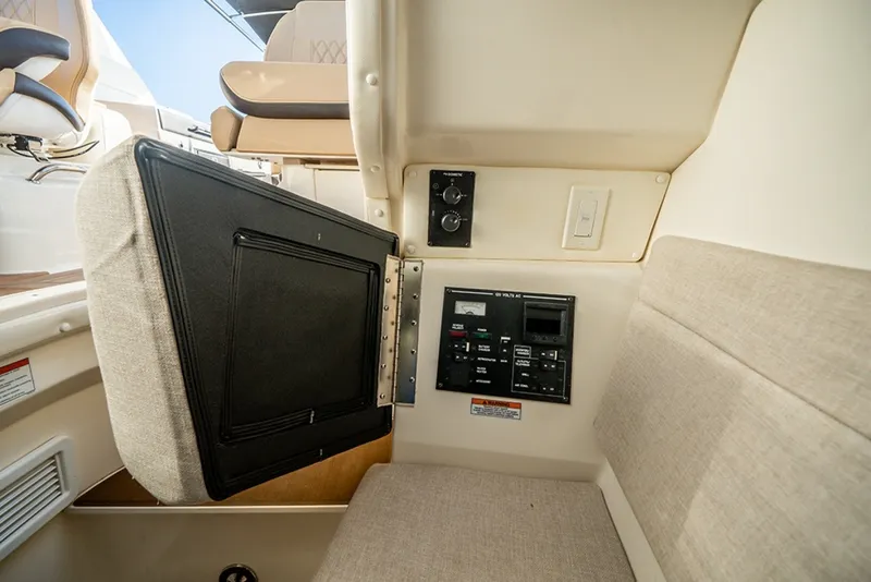 Slide: The Image of Sea Ray SLX 350 Outboard 2023 - 38