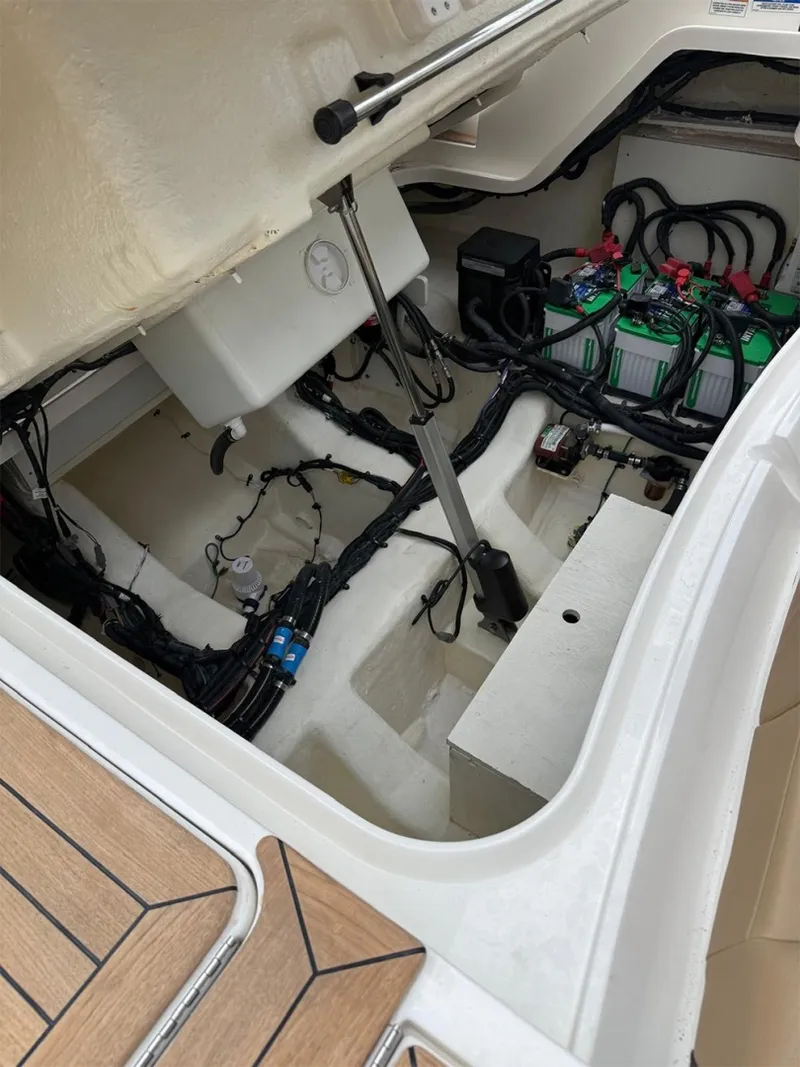 Slide: The Image of Sea Ray SLX 350 Outboard 2023 - 40
