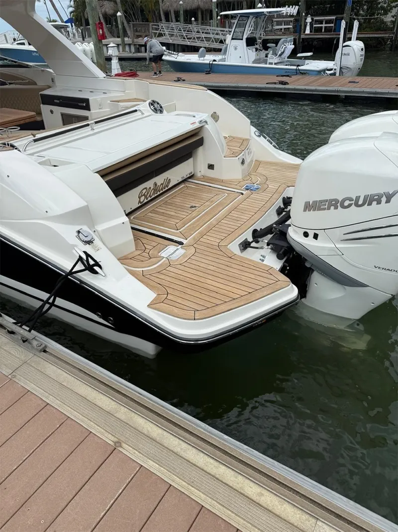 Slide: The Image of Sea Ray SLX 350 Outboard 2023 - 43