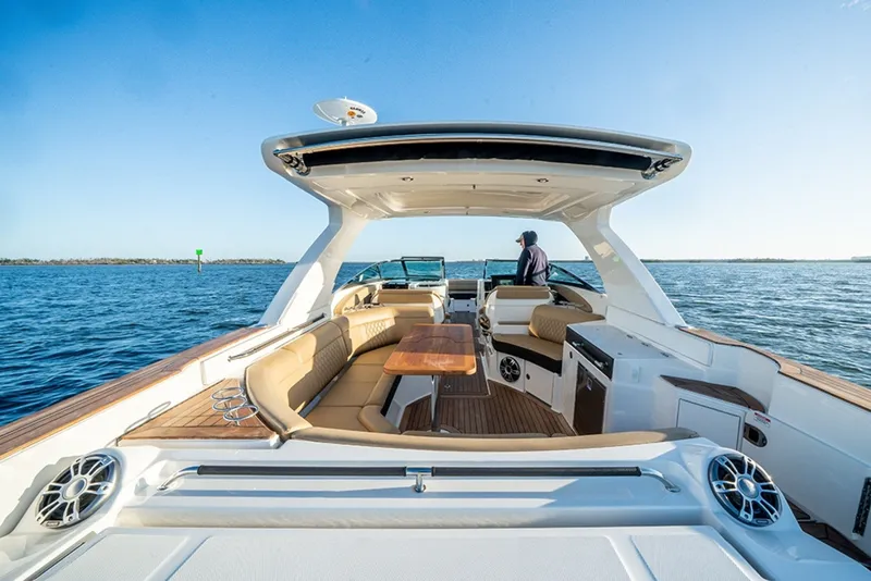 Slide: The Image of Sea Ray SLX 350 Outboard 2023 - 7