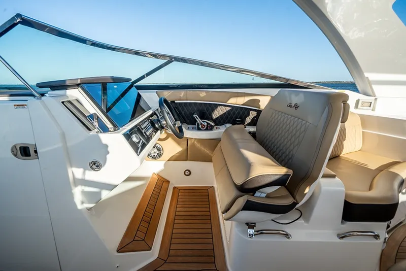 Slide: The Image of Sea Ray SLX 350 Outboard 2023 - 8
