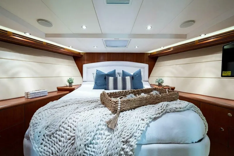 Slide: The Image of Hatteras 100 Raised Pilothouse 2003 - 10