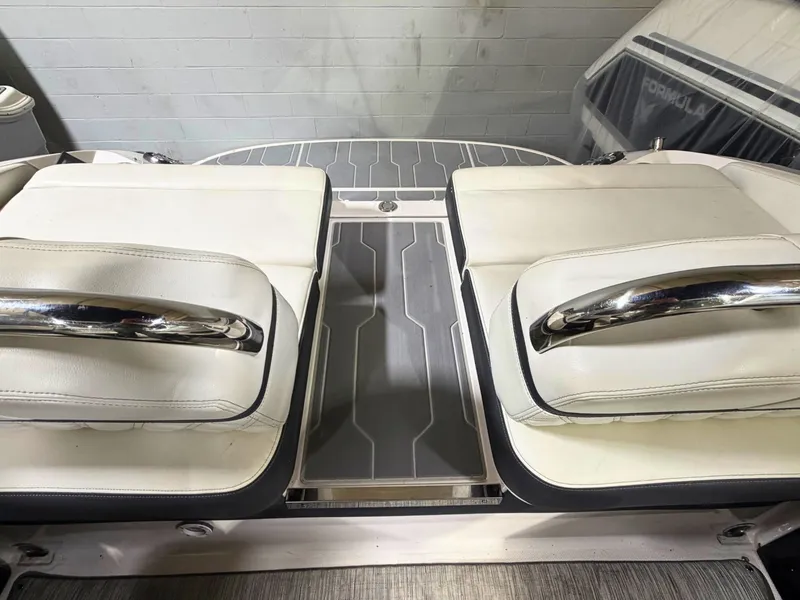 Slide: The Image of Regal 2800 Bowrider 2019 - 10