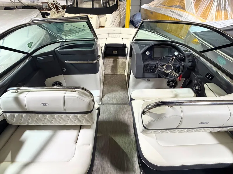 Slide: The Image of Regal 2800 Bowrider 2019 - 11