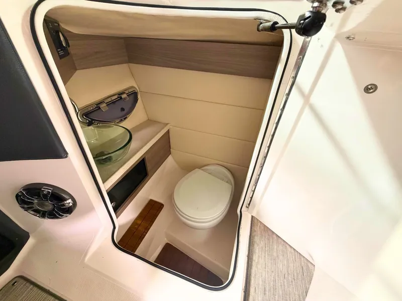 Slide: The Image of Regal 2800 Bowrider 2019 - 17