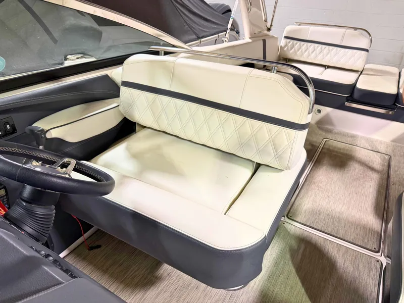 Slide: The Image of Regal 2800 Bowrider 2019 - 5