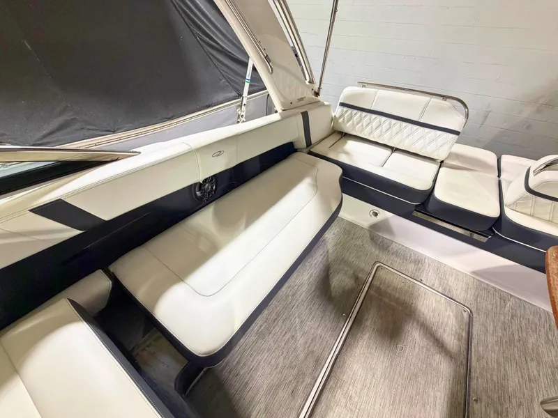 Slide: The Image of Regal 2800 Bowrider 2019 - 8