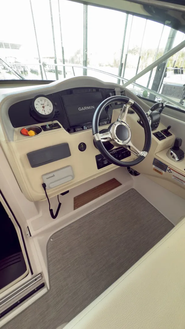 Slide: The Image of Regal 33 Express 2020 - 4