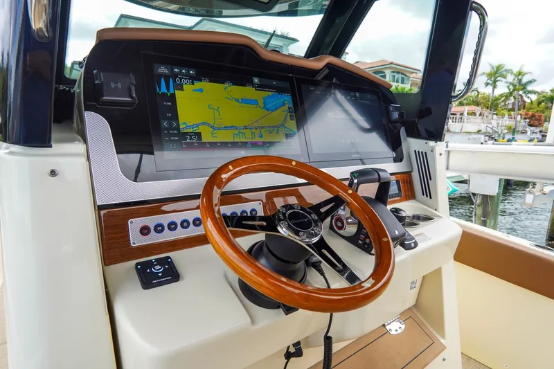 Slide: The Image of Chris-Craft 31 Catalina 2026 - 12