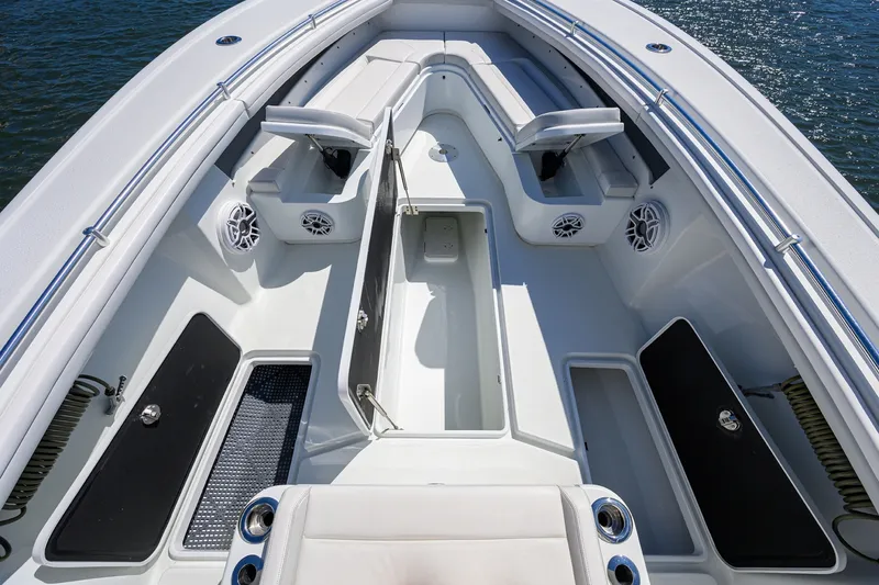 Slide: The Image of Yellowfin 34 Offshore 2023 - 11