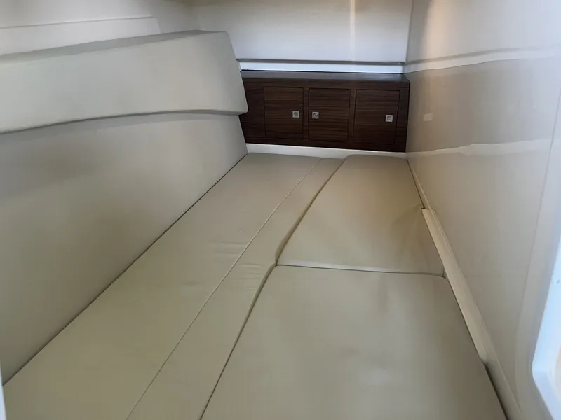 Slide: The Image of Boston Whaler 320 Vantage 2022 - 10