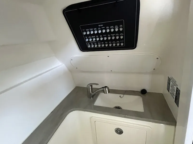 Slide: The Image of Boston Whaler 320 Vantage 2022 - 11