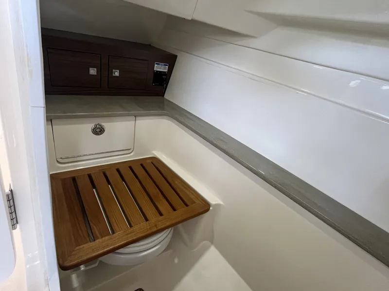 Slide: The Image of Boston Whaler 320 Vantage 2022 - 13