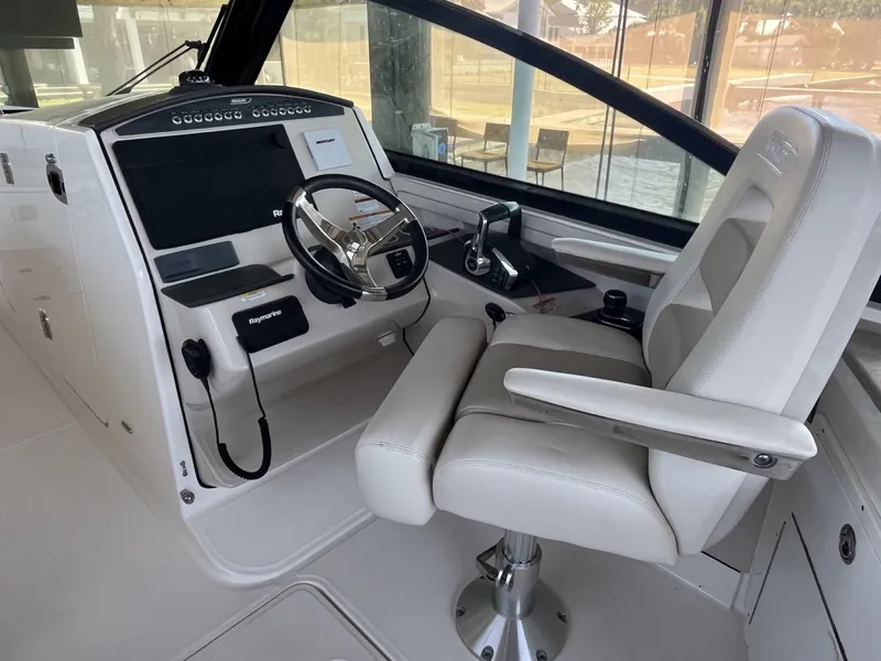 Slide: The Image of Boston Whaler 320 Vantage 2022 - 14