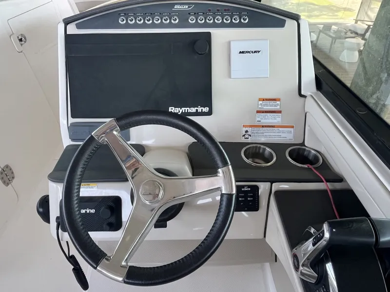Slide: The Image of Boston Whaler 320 Vantage 2022 - 15