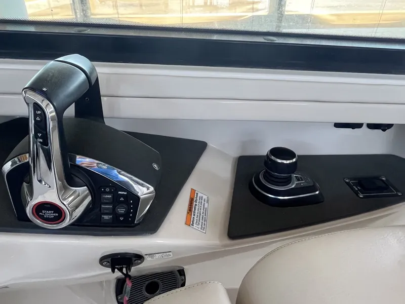Slide: The Image of Boston Whaler 320 Vantage 2022 - 16