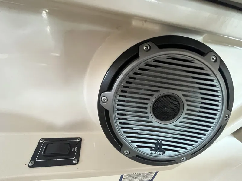 Slide: The Image of Boston Whaler 320 Vantage 2022 - 17