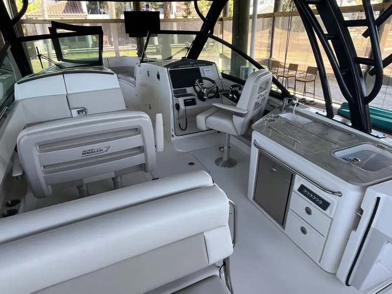 Slide: The Image of Boston Whaler 320 Vantage 2022 - 18