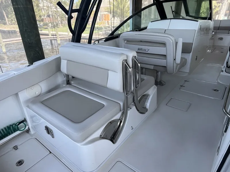 Slide: The Image of Boston Whaler 320 Vantage 2022 - 19