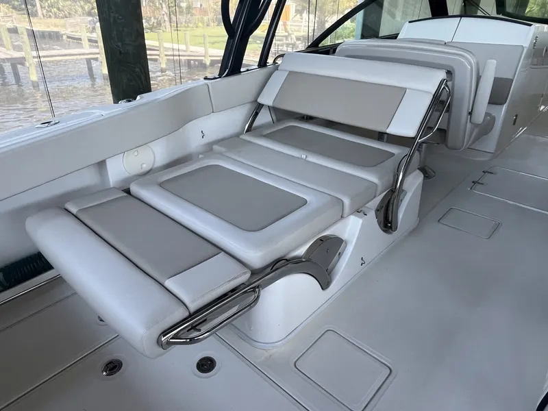Slide: The Image of Boston Whaler 320 Vantage 2022 - 20