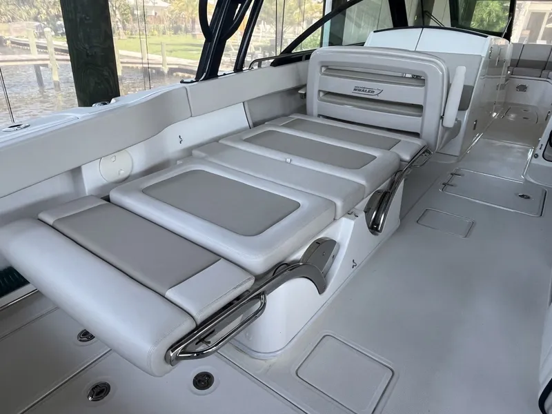 Slide: The Image of Boston Whaler 320 Vantage 2022 - 21
