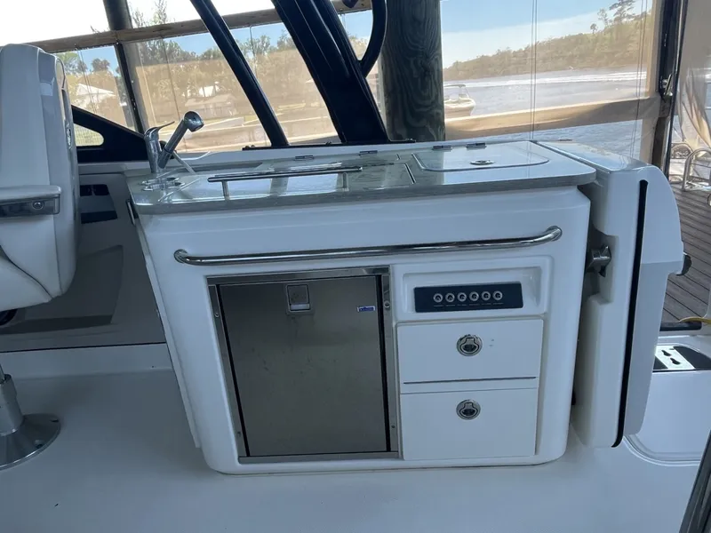 Slide: The Image of Boston Whaler 320 Vantage 2022 - 22