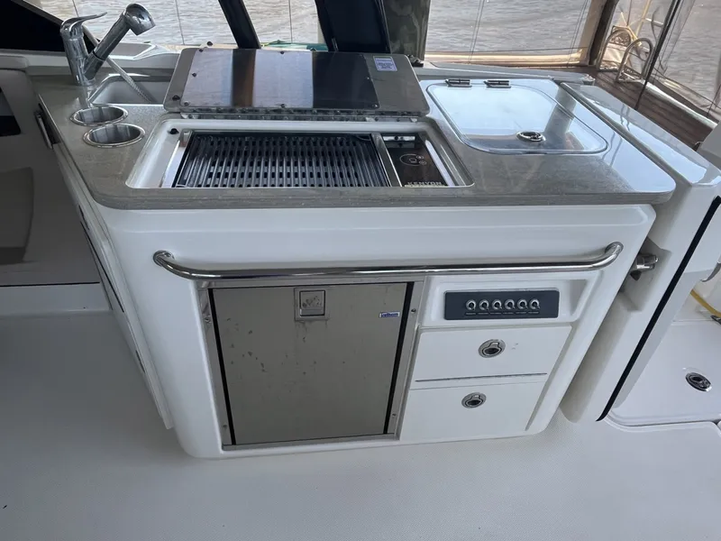 Slide: The Image of Boston Whaler 320 Vantage 2022 - 23