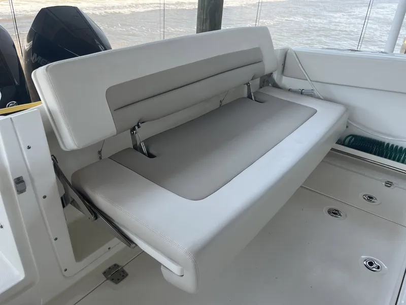 Slide: The Image of Boston Whaler 320 Vantage 2022 - 24