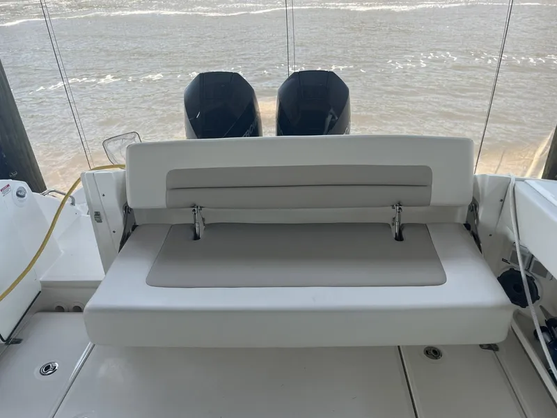 Slide: The Image of Boston Whaler 320 Vantage 2022 - 25
